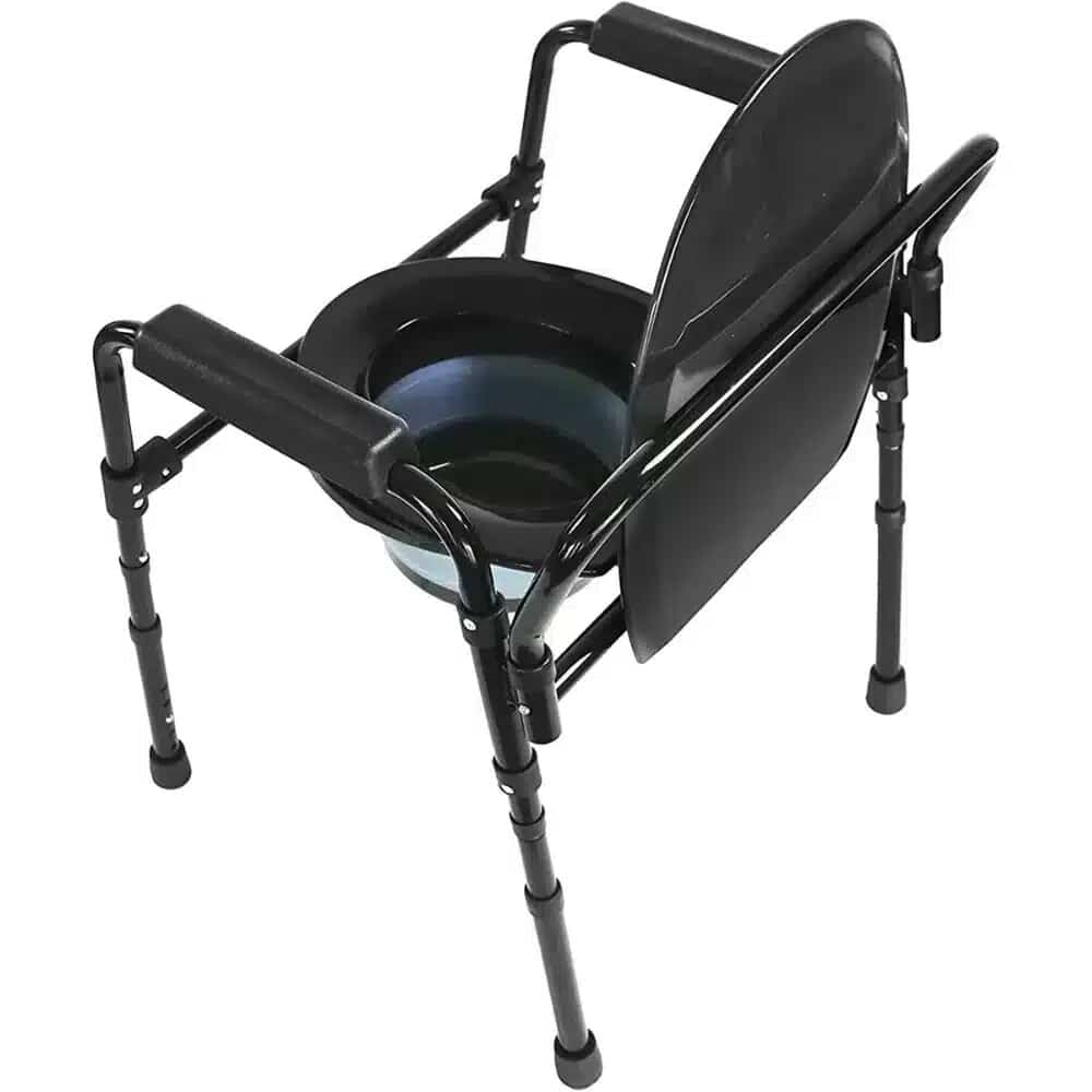 Portabel toalettstol med hink i svart med armstöd och inuti en hink, sedd från ovan.