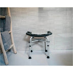 Duschpall med dyna i duschen, med aluminiumram och vattenavvisande sits.