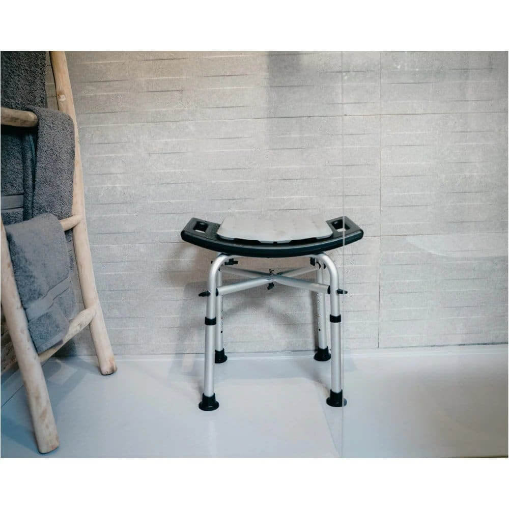Duschpall med dyna i duschen, med aluminiumram och vattenavvisande sits.