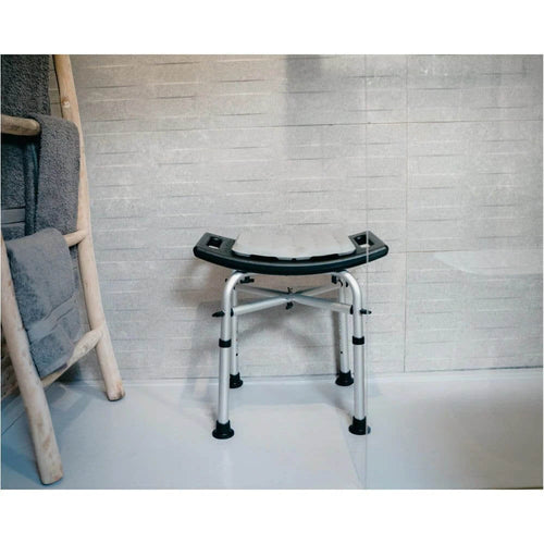 Duschpall med dyna i duschen, med aluminiumram och vattenavvisande sits.
