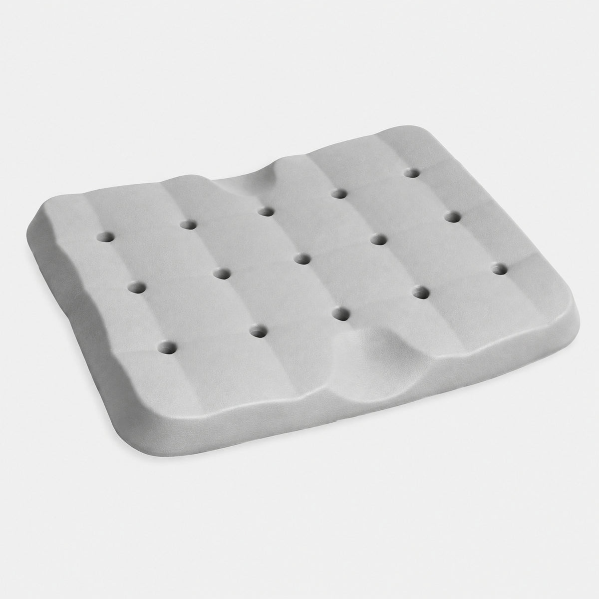 Duschstolskudde 35 x 27 cm i grå EVA-skum med dräneringshål sedd i sned vinkel.