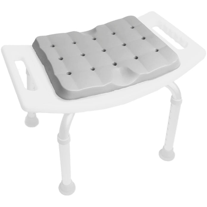 Duschstolskudde 35 x 27 cm placerad på en vit duschpall.