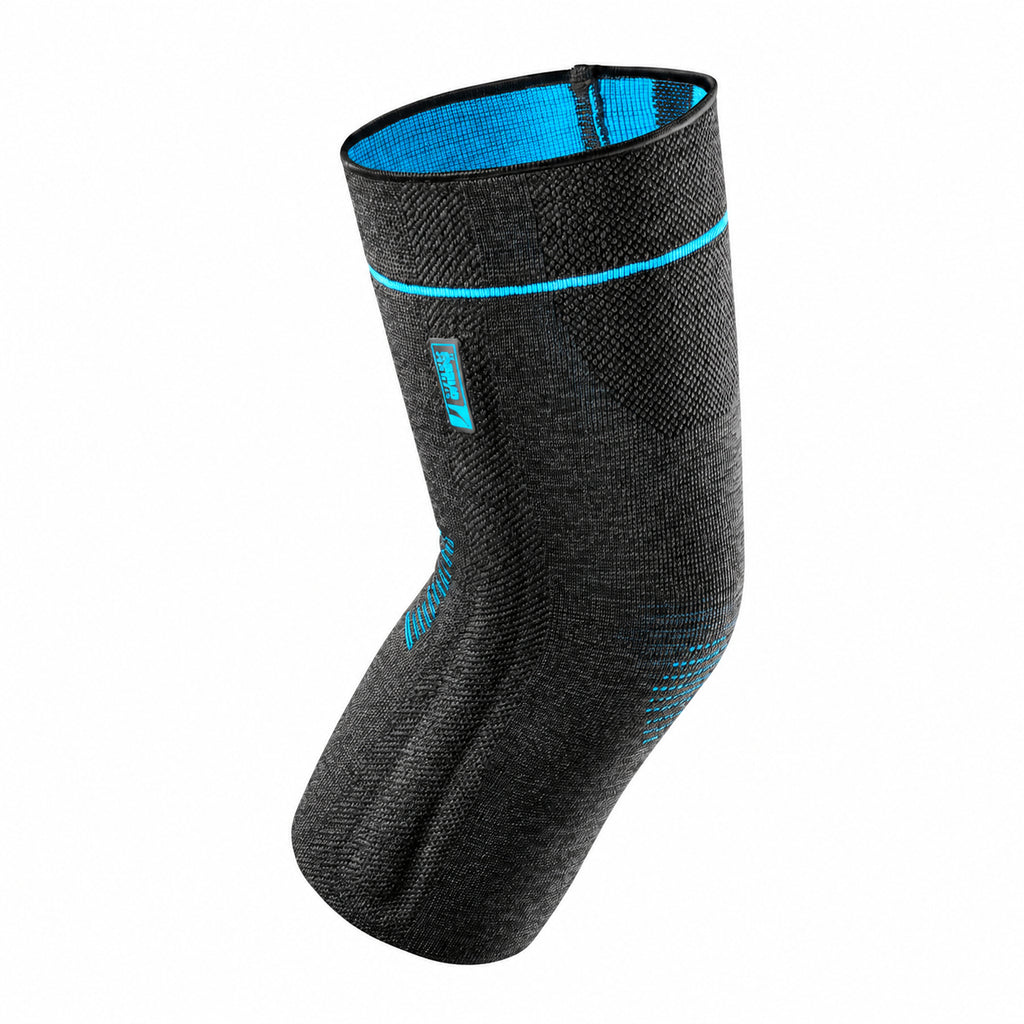 Knästöd Formfit Pro, ett högkvalitativt knästöd i svart med blå detaljer, designad för komfort och stöd.