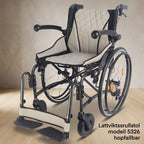 Lättviktsrullstol modell 5326 – hopfällbar, manuell rullstol med aluminiumram, designad för inomhus och utomhus.
