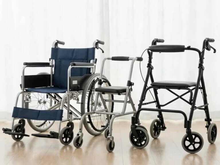 Gruppering av rullstolar och gånghjälpmedel i en ljus miljö, vilket visar olika alternativ för mobilitetsstöd.