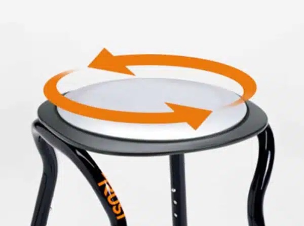 Roterande sits på duschpall Let's Frisbee med pilmarkeringar