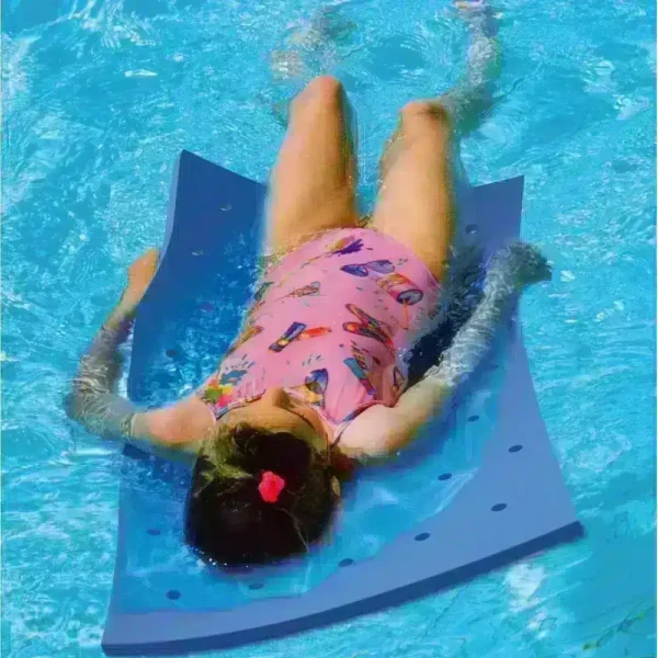 Barn på blå vattenterapimatta i pool – visar produktens flytförmåga och användning vid vattenlek.