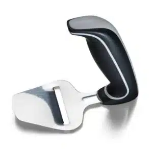 Ergonomisk osthyvel med vinklat greppvänligt handtag och blad i rostfritt stål