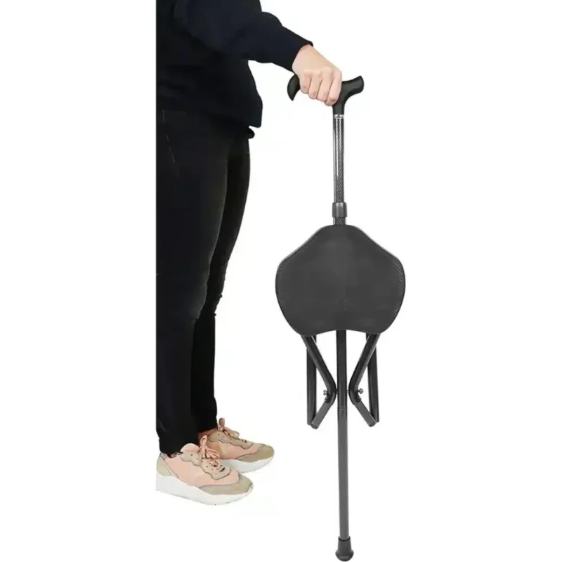 Gångläge – käpp med sits redo att användas Person håller i justerbar käpp med sits i kolfiber i uppfällt läge