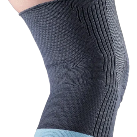Kompressionsstöd för knät Närbild på knä med elastiskt svart knäskydd