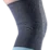 Närbild på knä med elastiskt svart knäskydd