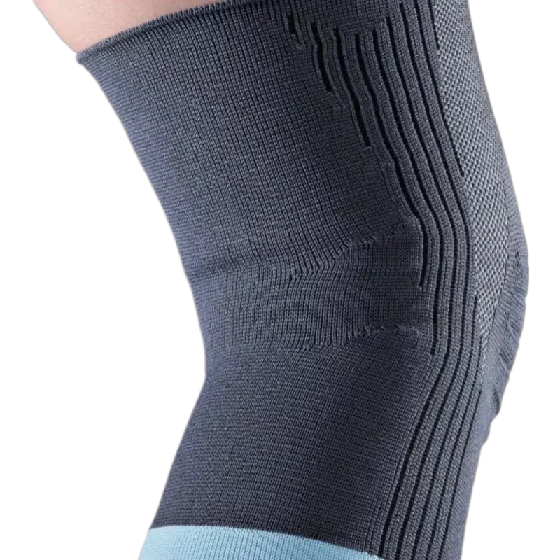 Kompressionsstöd för knät Närbild på knä med elastiskt svart knäskydd