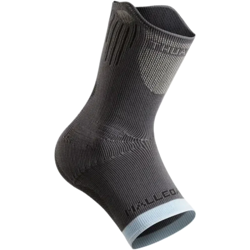 Anatomiskt utformat ankelstöd Svart ankelstöd med blå kant i frilagd produktbild