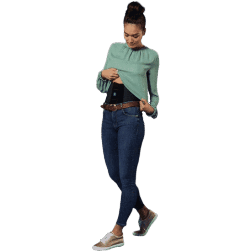 Justering av LombaSkin Ryggstöd Kvinna i grön tröja som tar på LombaSkin ryggstöd över midjan.