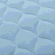 Inkontinensskydd för säng tvättbar i blå färg, närbild på quiltad yta