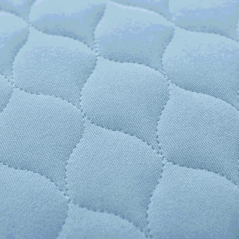 Inkontinensskydd för säng tvättbar – blå, detaljvy Inkontinensskydd för säng tvättbar i blå färg, närbild på quiltad yta