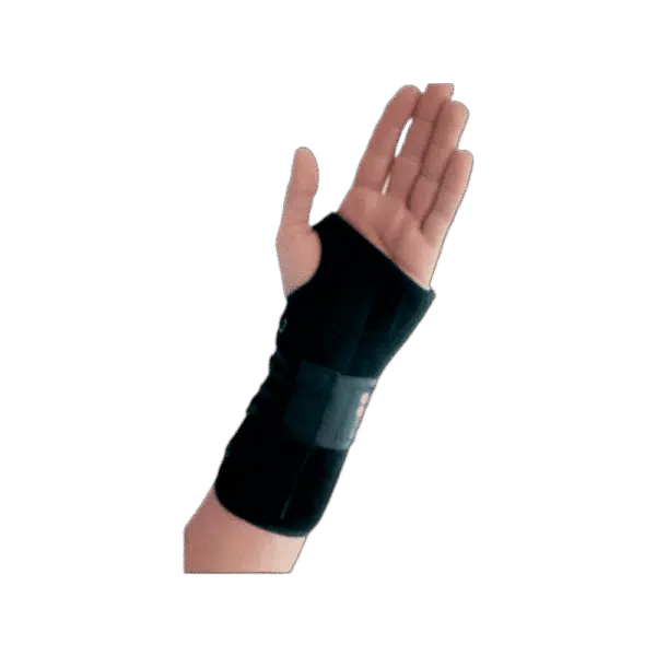 Handledsortos i svart material som stabiliserar handleden, visas på en höjd hand.