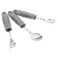 Greppvänligt bestick set med ergonomiska handtag – gaffel, liten sked och stor sked i grått.