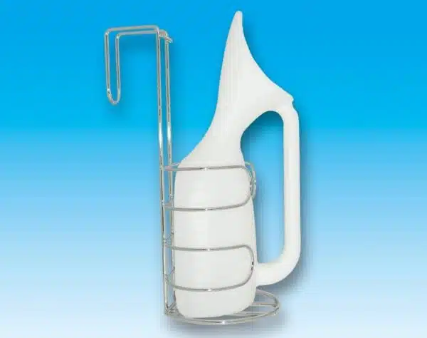 Hållare för Urinflaskor. a white plastic pitcher in a metal holder