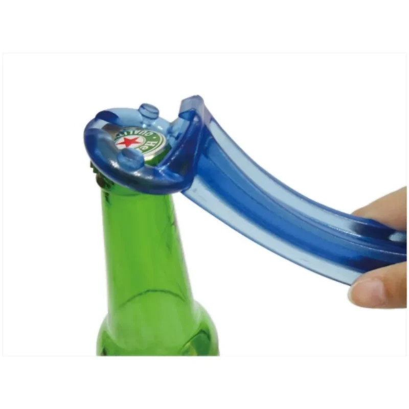 Flasköppnare i funktion Multiverktyg används för att ta bort flaskkapsyl