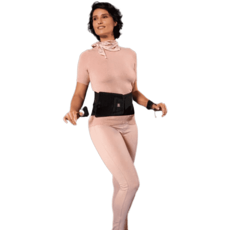 Ryggördel LombaStab i användning Person som bär stabil ryggördel LombaStab med hög passform för stöd vid ländryggssmärta.