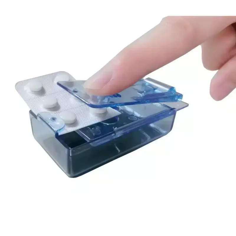 Tablettuttryckare med uppsamlingsfack Tablettuttryckare med blå uppsamlingsfack som underlättar att trycka ut tabletter ur blisterförpackning