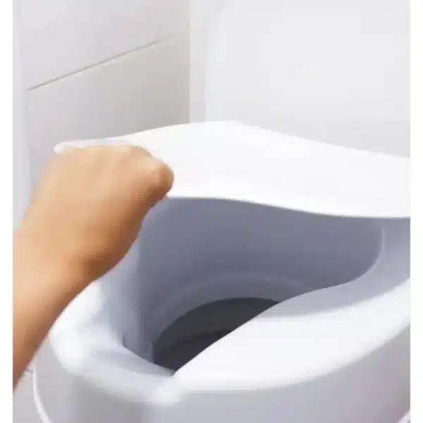Hand lifting the lid of Toilet Raiser with Lid 10 cm