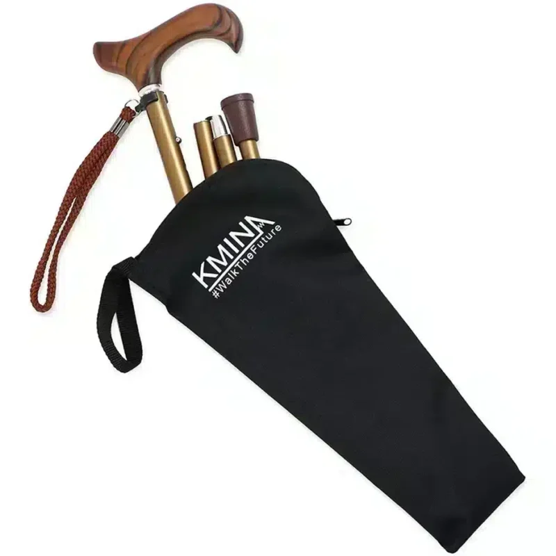 Hopfälld käpp i förvaringspåse Hopfälld käpp placerad i svart förvaringspåse med handtaget synligt.