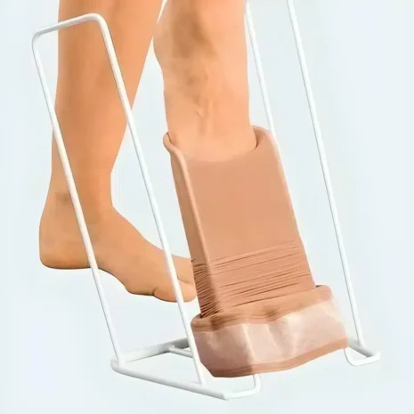 Strumppådragare i användning med kompressionsstrumpa Person använder strumppådragare för att ta på kompressionsstrumpa