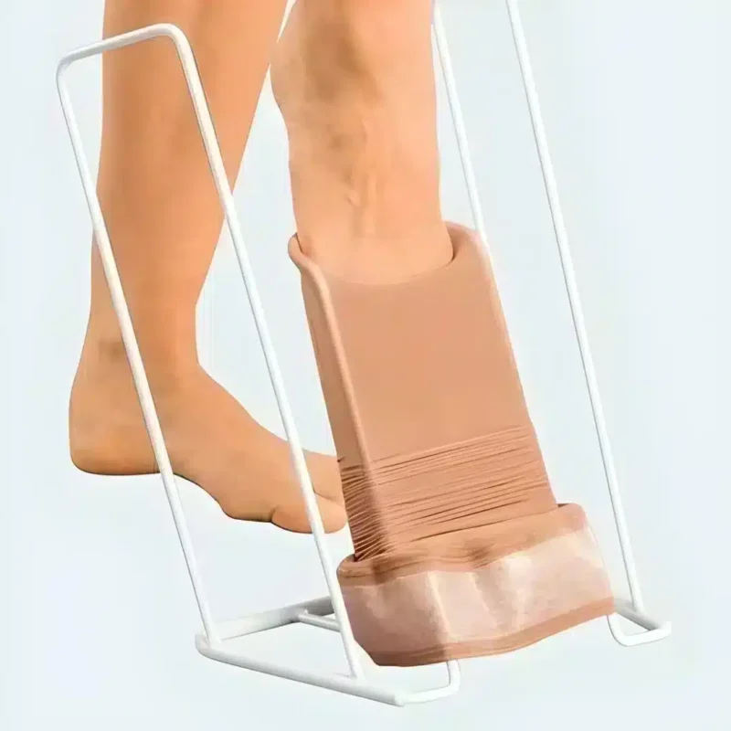 Strumppådragare i användning med kompressionsstrumpa Person använder strumppådragare för att ta på kompressionsstrumpa