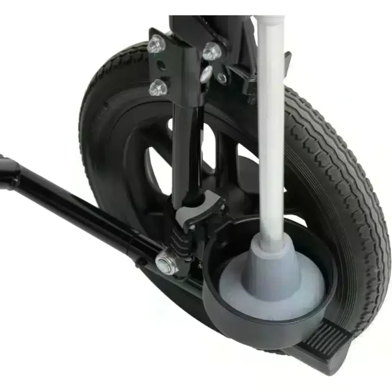 Käpphållare monterad på rullatorns hjul Käpp placerad i käpphållare monterad på en rullators hjul.