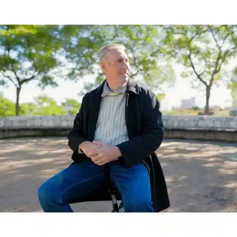 Praktisk sits för vila utomhus Man sitter på hopfällbar käpp med sits i parkmiljö