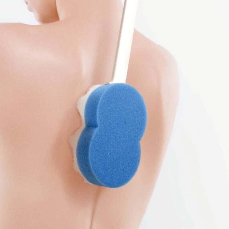 Badborste med svamp och lång handtag används på ryggen