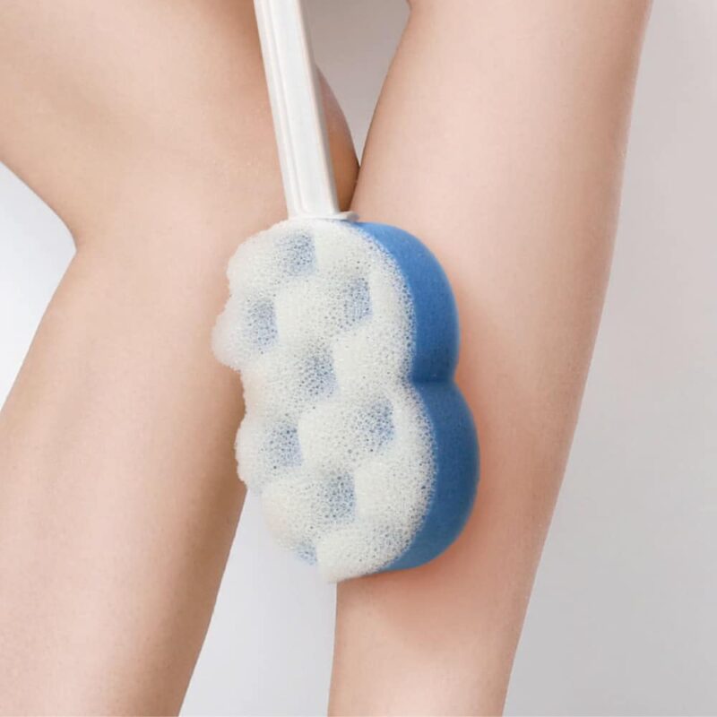 Badborste med svamp för benrengöring Badborste med svamp och lång handtag används för att rengöra benen