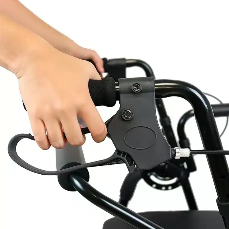 Ergonomiska handtag med broms Närbild på handtag och kabelbroms med justeringsfunktion på rullator