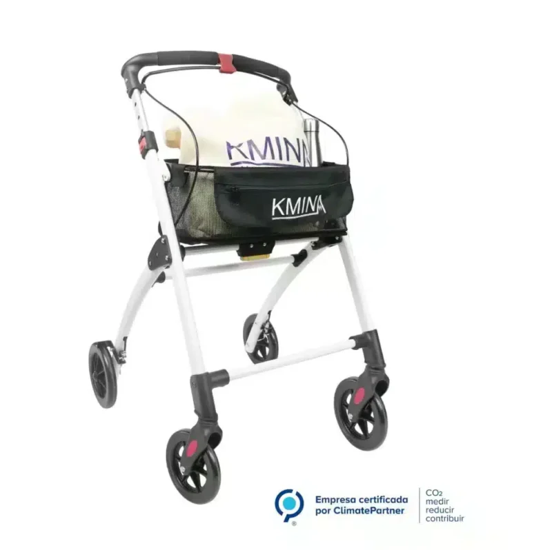 Rullator med korg och bricka Smal hopfällbar rullator med svart tygkorg och vit ram sedd framifrån.