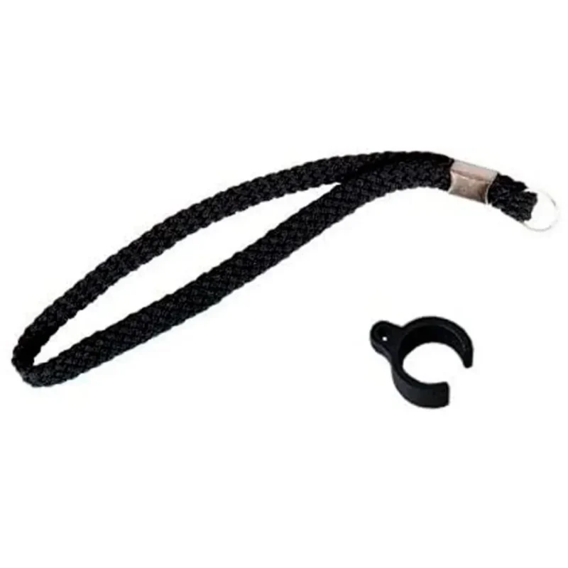 Extra handledsrem för trygg användning a black rope with a ring