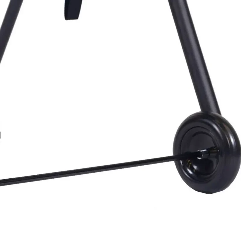 Detalj av rullatorns hjul Närbild på ett av rullatorns två hjul i svart plast