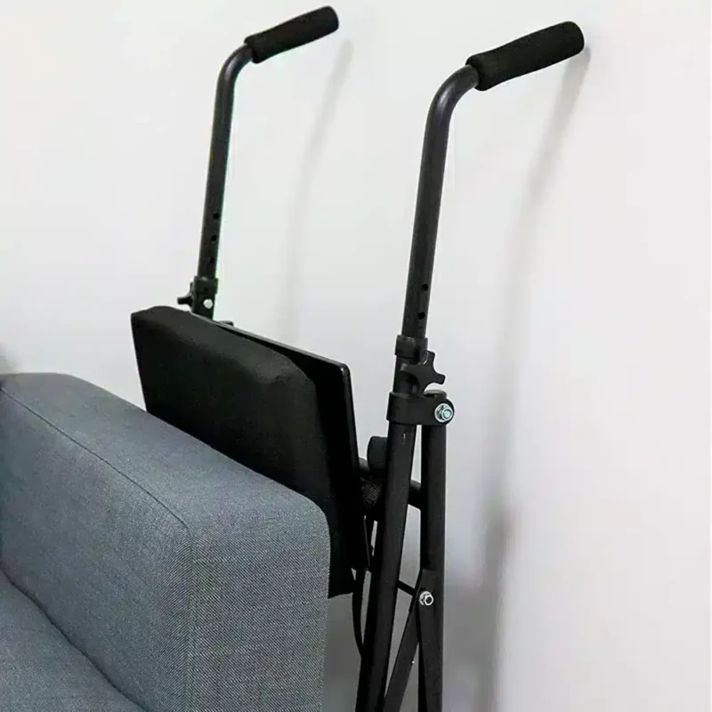 Hopfälld rullator för enkel förvaring Hopfälld rullator med två hjul lutad mot en soffa för kompakt förvaring.