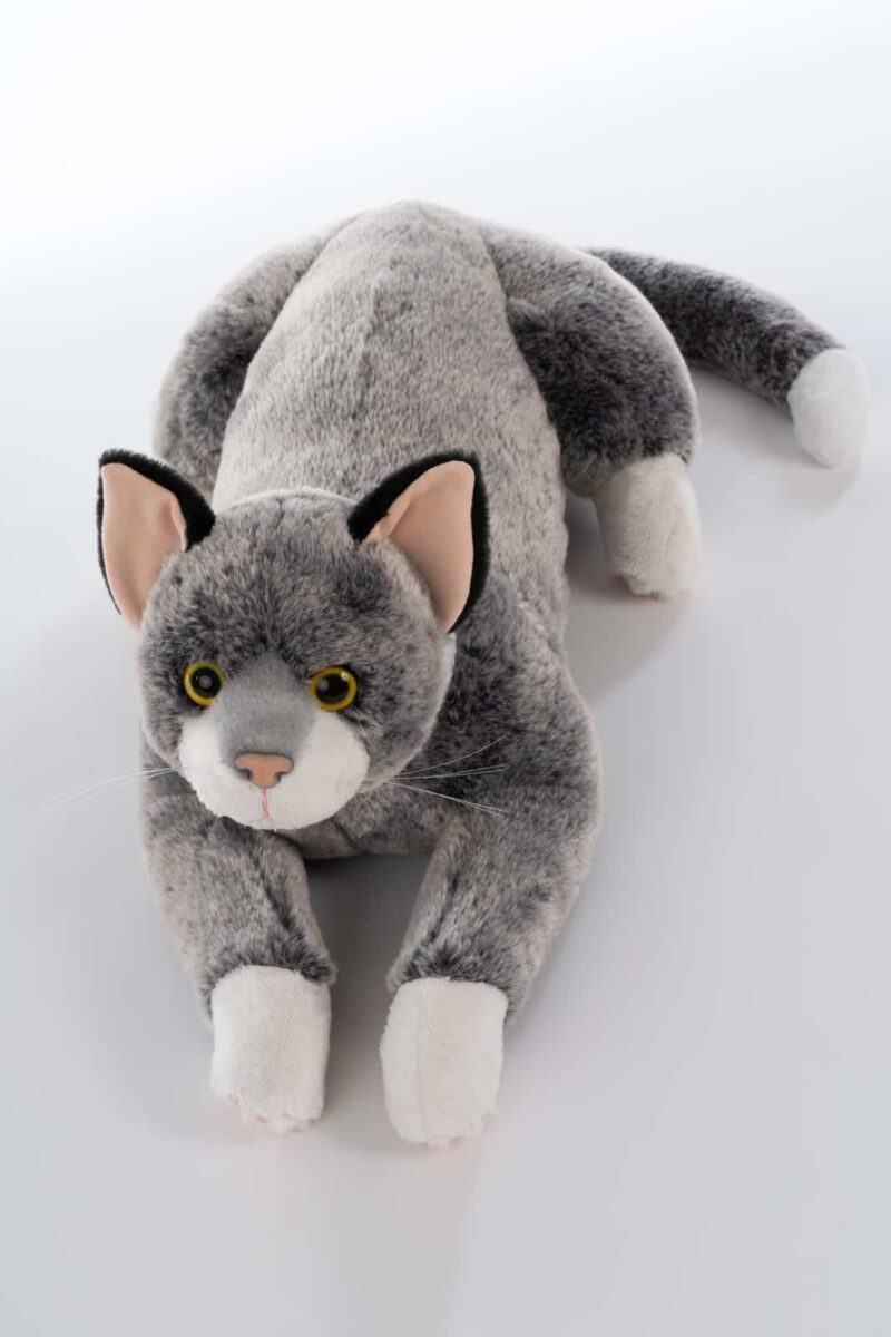 DSC07704-verkleinert.jpg Grå katt i mjukisdjurform