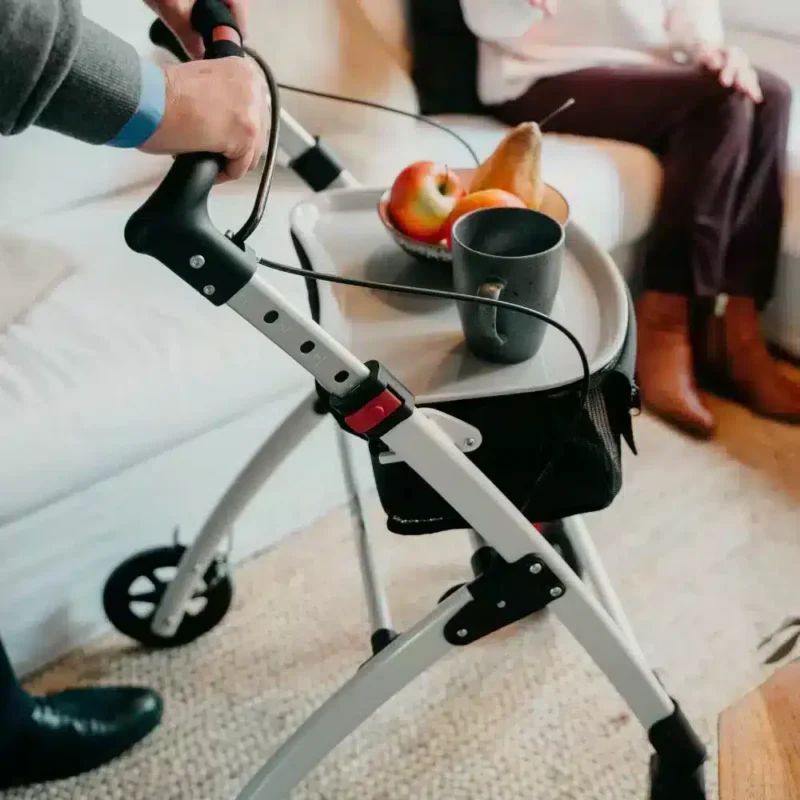 Praktisk bricka för transport Rullator med bricka och kaffekopp i närbild.