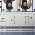Instruktioner för påtagning av knäskydd samt storleksguide i centimeter och tum.