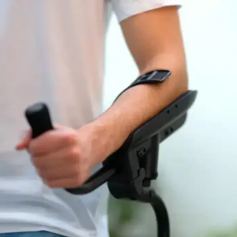 Användning av ergonomisk krycka i rörelse Person håller ergonomisk krycka med vadderat underarmsstöd.
