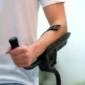 Person håller ergonomisk krycka med vadderat underarmsstöd.