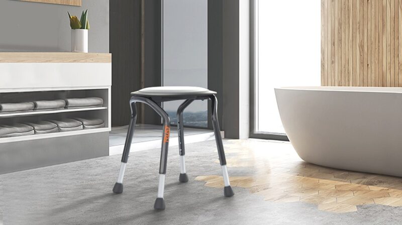 Modern design för alla badrum Duschpall Let's Frisbee placerad i ljust badrum