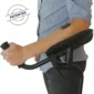Krycka underarmsstöd vänster. Person använder ergonomisk krycka med vadderat underarmsstöd och grepphandtag.