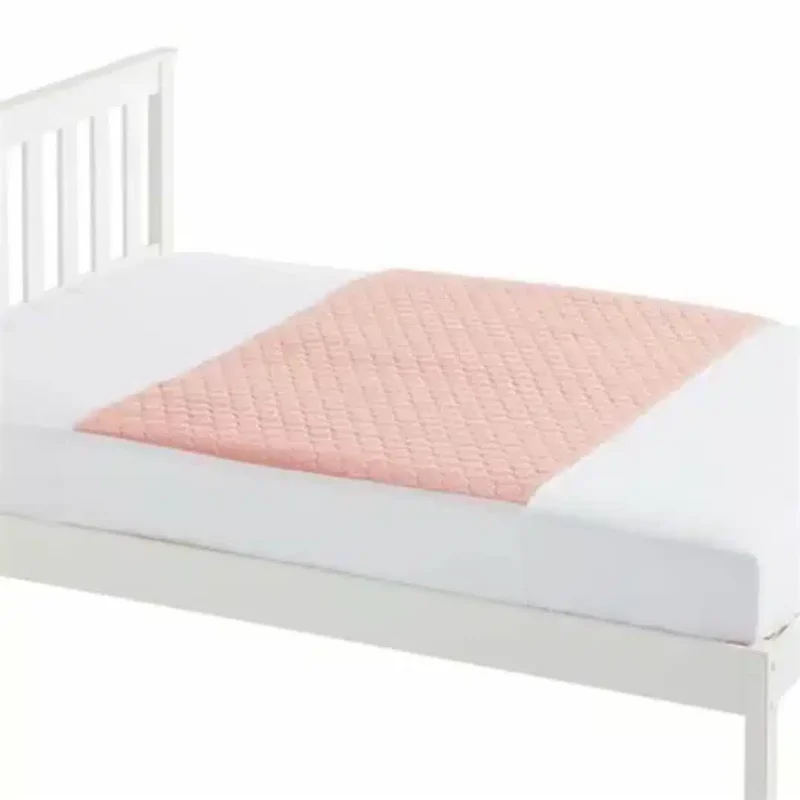 Inkontinensskydd för säng tvättbar – rosa, placerat på vit enkelsäng