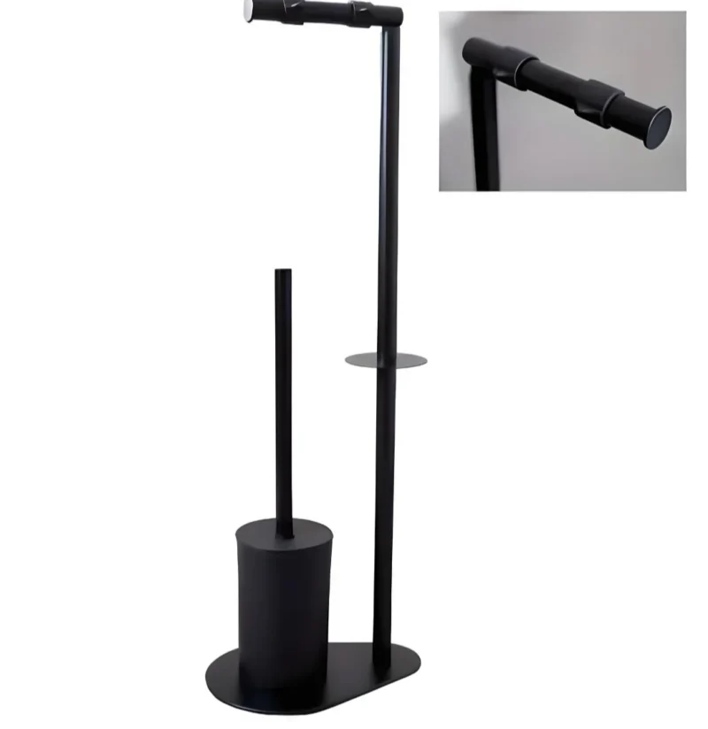Fristående toalettpappers- och borsthållare i svart matt metall för golvplacering i badrum.