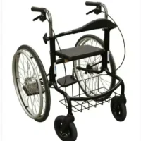 Kombinerad rollator och rullstol i svart med stora bakhjul och handbromsar