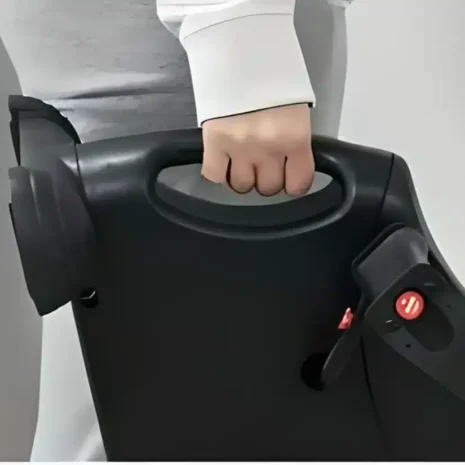 Bärbar arm- och bentränare Person bär arm- och bentränaren med handtaget på ovansidan.